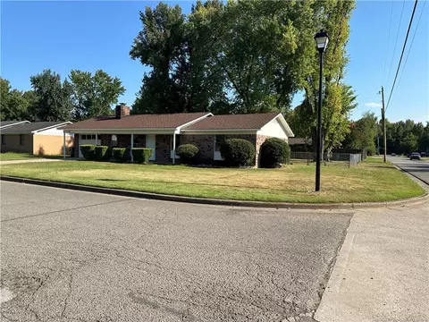 2102 14th St, Russellville, AR 72802