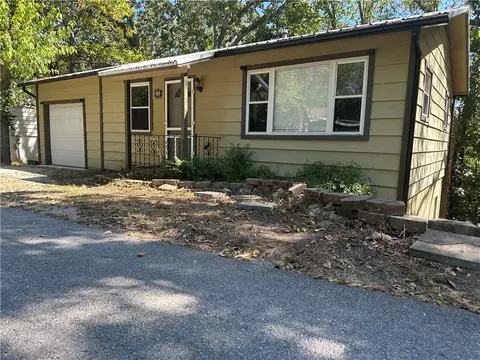 68 Wall St, Eureka Springs, AR 72632