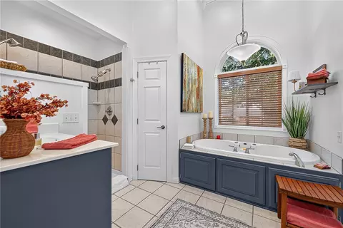 Bath - 17826 Bluff View Dr, Springdale, AR 72764 photo 3 of 7