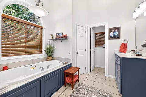 Bath - 17826 Bluff View Dr, Springdale, AR 72764 photo 7 of 7