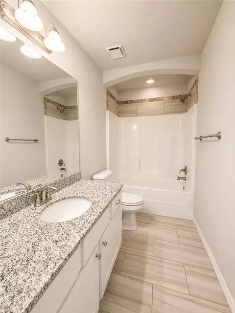 Bath - 910 Silverthorn Dr, Centerton, AR 72719 photo 2 of 2