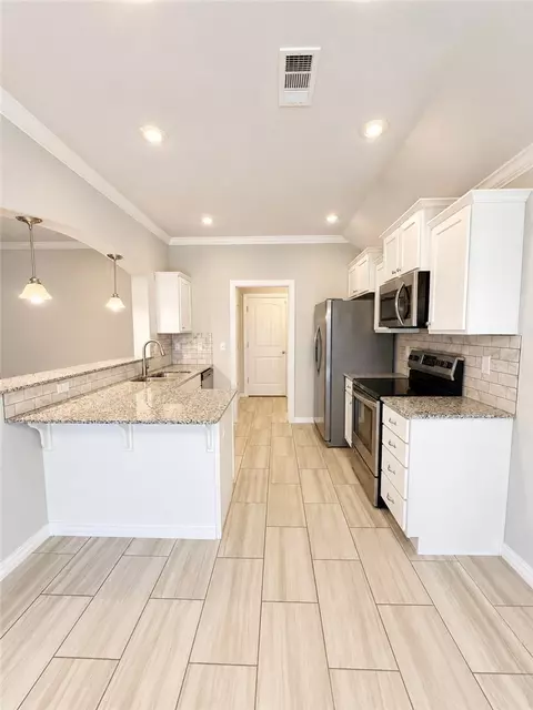 Kitchen - 910 Silverthorn Dr, Centerton, AR 72719 photo 2 of 2
