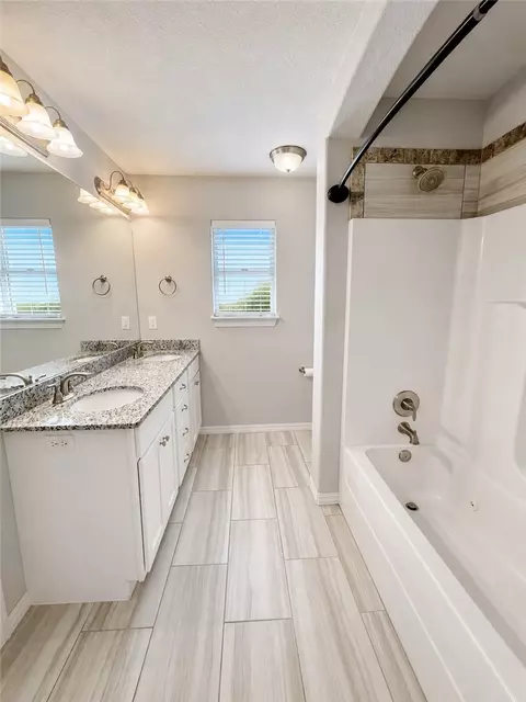 Bath - 910 Silverthorn Dr, Centerton, AR 72719 photo 1 of 2
