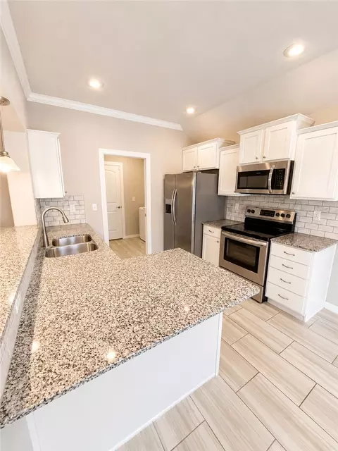 Kitchen - 910 Silverthorn Dr, Centerton, AR 72719 photo 1 of 2