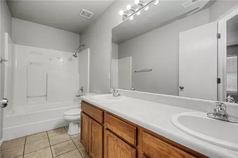 Bath - 2576 Appleglen St, Springdale, AR 72764 photo 1 of 2