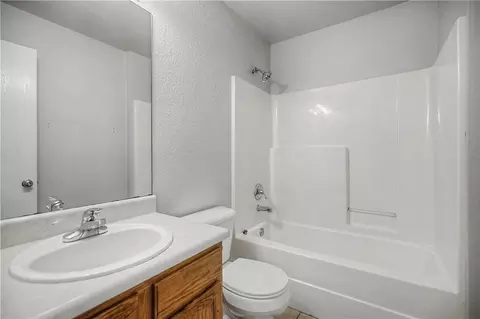 Bath - 2576 Appleglen St, Springdale, AR 72764 photo 2 of 2