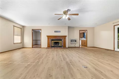 Living - 204 Lark Ln, Harrison, AR 72601 photo 2 of 5