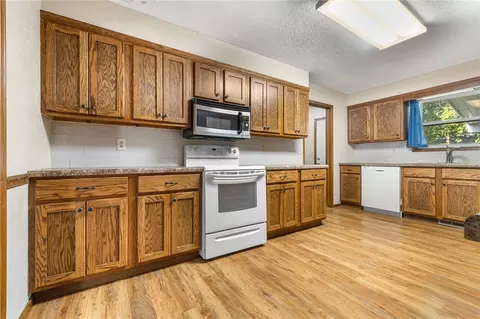Kitchen - 204 Lark Ln, Harrison, AR 72601 photo 2 of 3