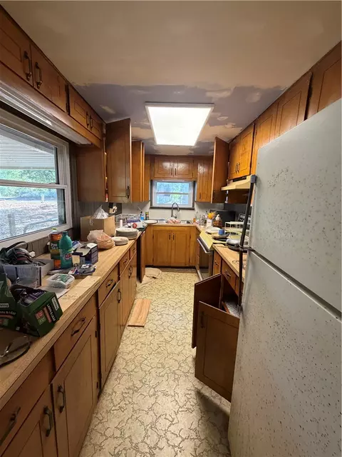Kitchen - 10252 Carter Cove Rd, Plainview, AR 72857 photo 2 of 2