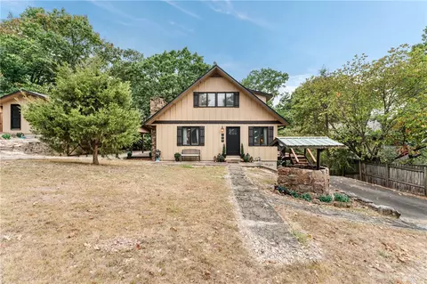 303 Ridge Rd, Eureka Springs, AR 72631