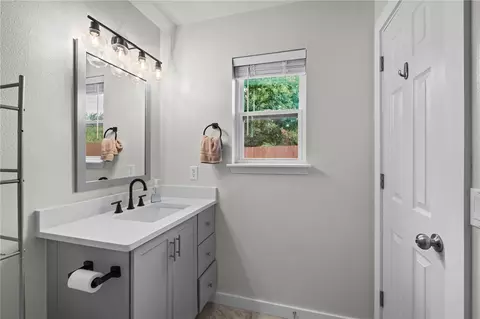 Bath - 927 Fieldstone Ct, Centerton, AR 72719 photo 3 of 4