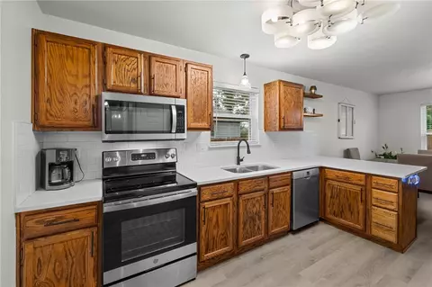 Kitchen - 927 Fieldstone Ct, Centerton, AR 72719 photo 3 of 3