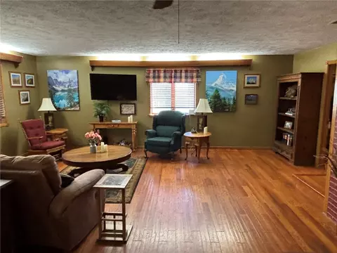 Living - 237 Meadowlark Dr, Harrison, AR 72601 photo 2 of 5