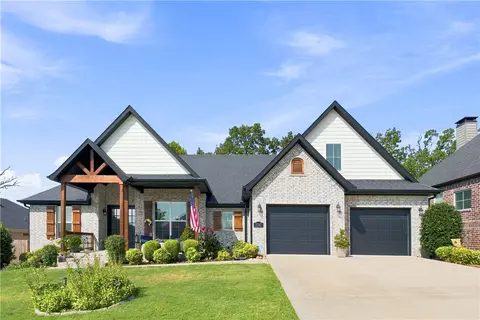 2747 N Grey Squirrel Dr, Fayetteville, AR 72704