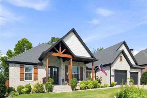 2747 N Grey Squirrel Dr, Fayetteville, AR 72704