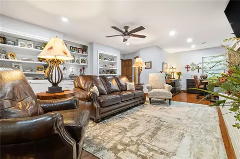 Living - 1369 Julius Dr, Harrison, AR 72601 photo 2 of 5