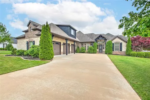 4951 Sagely Ln, Fayetteville, AR 72703