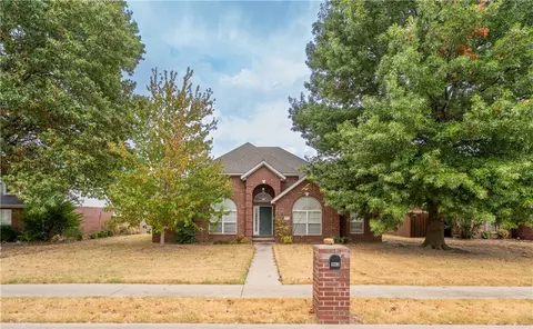 943 N Meadowlands Dr, Fayetteville, AR 72704