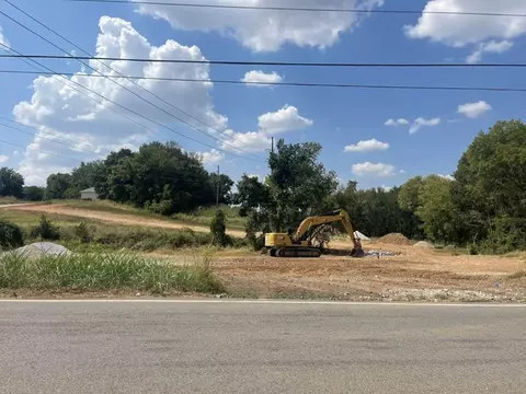 1017 N Maestri Rd, Tontitown, AR 72762
