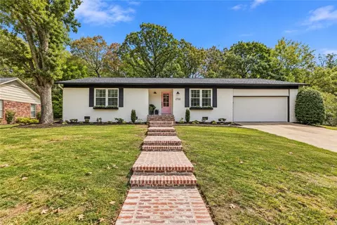 2722 N Stagecoach Dr, Fayetteville, AR 72703