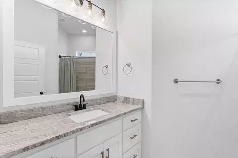Bath - 3364 Sagely Ln, Springdale, AR 72764 photo 4 of 8