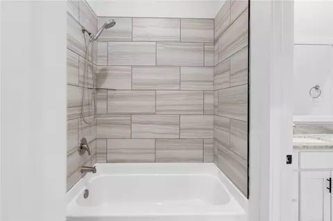 Bath - 3364 Sagely Ln, Springdale, AR 72764 photo 7 of 8