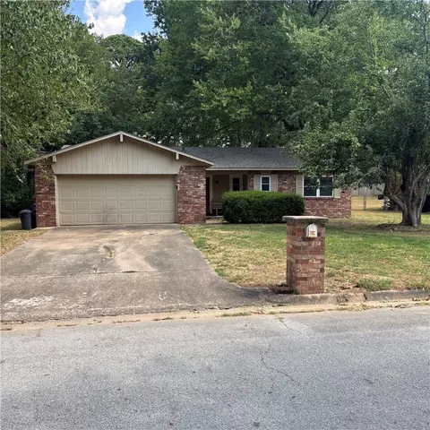 2880 N Peg Ln, Fayetteville, AR 72703