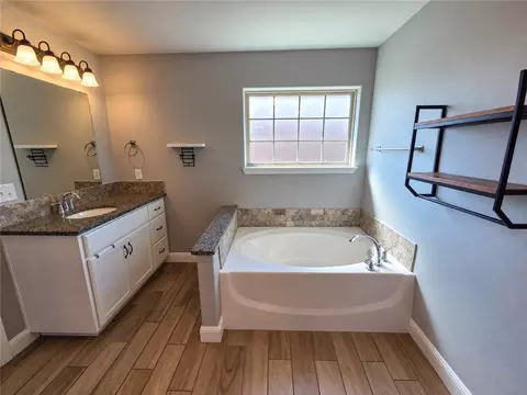 Bath - 621 Melrose Pl, Bentonville, AR 72712 photo 1 of 6