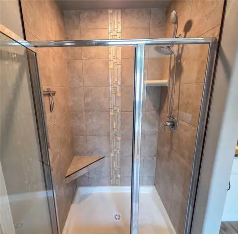 Bath - 621 Melrose Pl, Bentonville, AR 72712 photo 4 of 6
