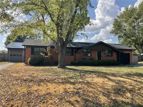 900 S Oak Hill St, Siloam Springs, AR 72761