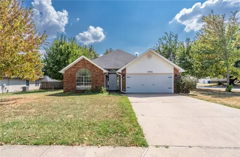 1302 Michael Ln, Siloam Springs, AR 72761