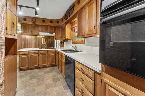 Kitchen - 1503 Ridgepark Rd, Harrison, AR 72601 photo 4 of 5