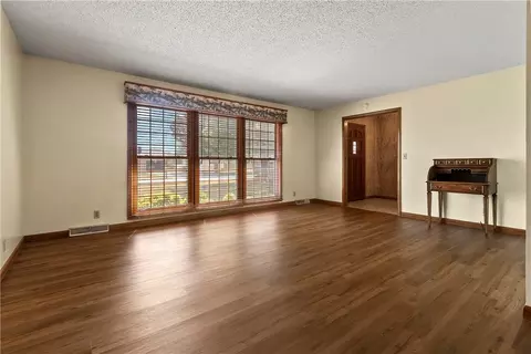 Living - 1503 Ridgepark Rd, Harrison, AR 72601 photo 3 of 9