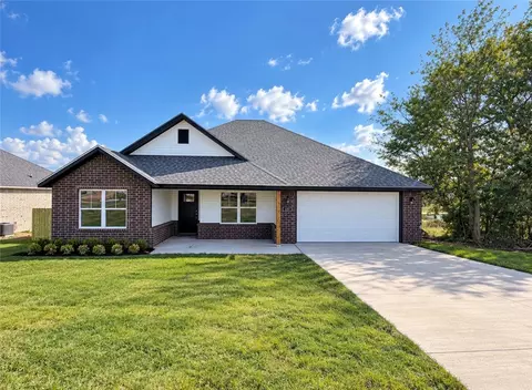 132 Lavona Ln, Huntsville, AR 72740