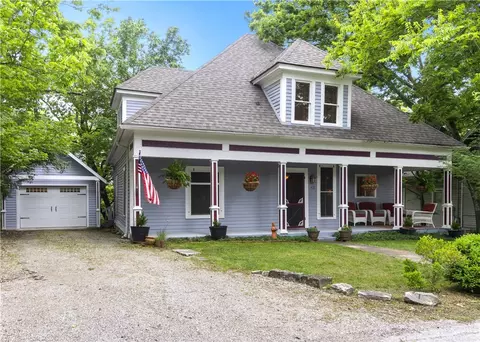42 Vaughn St, Eureka Springs, AR 72632
