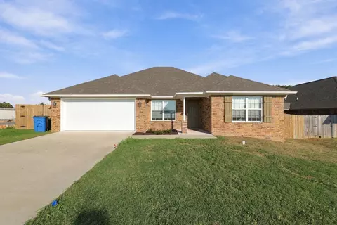 916 Brook St, Gentry, AR 72734