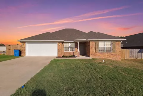 916 Brook St, Gentry, AR 72734