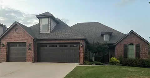 2402 W Cartier St, Fayetteville, AR 72704