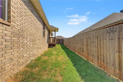 Exterior - 813 Saddlebrook St, Gentry, AR 72734 photo 6 of 7