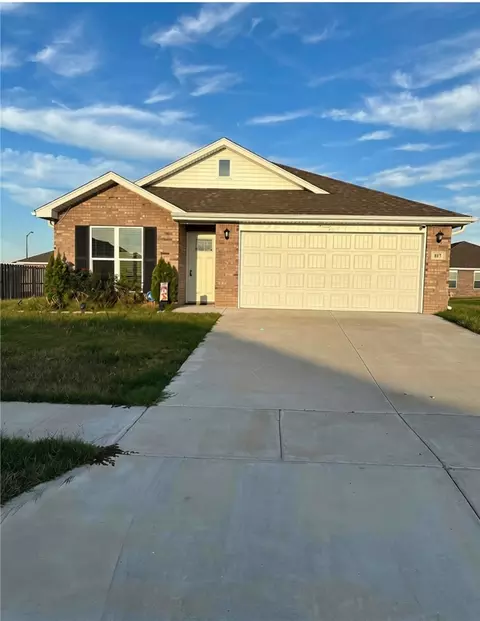 817 Sparrow St, Siloam Springs, AR 72761