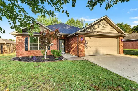 2763 Whistle Post Dr, Fayetteville, AR 72704