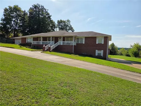 1323 Stultz Rd, Springdale, AR 72764