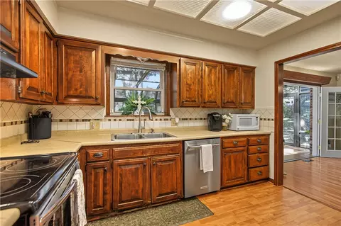 Kitchen - 16 W Cardinal Ct, Rogers, AR 72756 photo 2 of 2