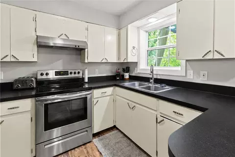 Kitchen - 2015 Cedar Ridge Rd, Harrison, AR 72601 photo 2 of 2