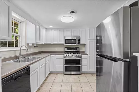 Kitchen - 204 E Henson Ave, Springdale, AR 72764 photo 2 of 2