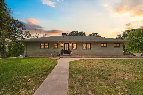 220 N Summit St, Prairie Grove, AR 72753