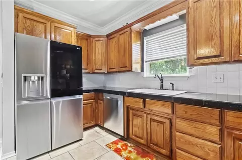Kitchen - 214 Center Dr, Lowell, AR 72745 photo 2 of 2