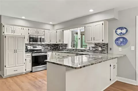 Kitchen - 9509 Brooks Dr, Rogers, AR 72756 photo 2 of 3