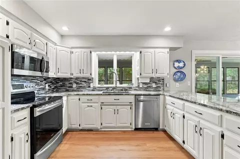 Kitchen - 9509 Brooks Dr, Rogers, AR 72756 photo 3 of 3