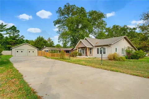 302 S Dogwood St, Siloam Springs, AR 72761